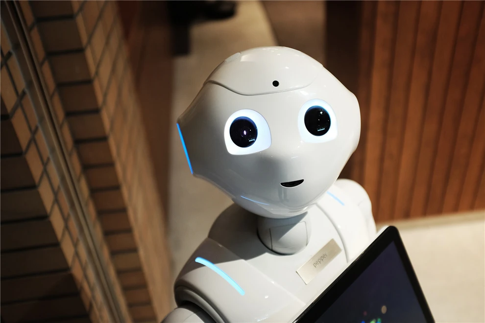 Robot med nettbrett – innebygd AI som lager innhold og utfører oppgaver automatisk